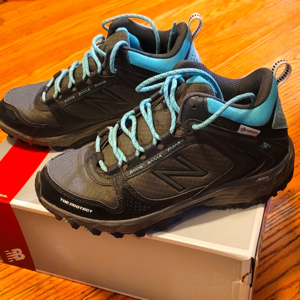 New Balance Women Black Hiking/Running Sneakers 8